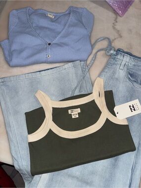 Billabong Women’s Baggy Jeans & 2 tops bundle